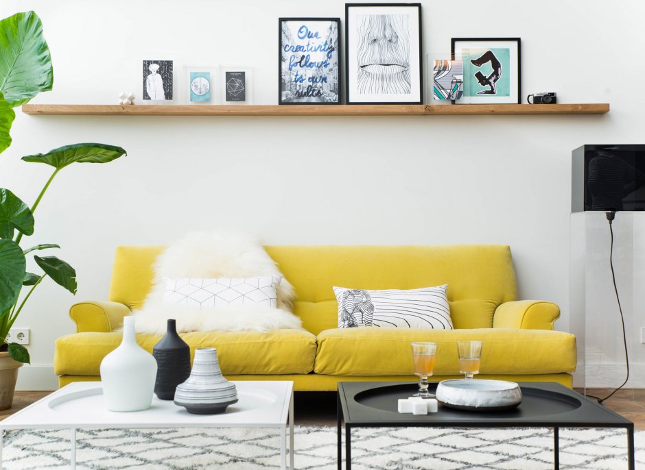 Белые стены и желтый диван в интерьере