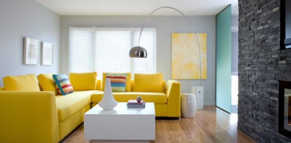 Серые стены желтый диван