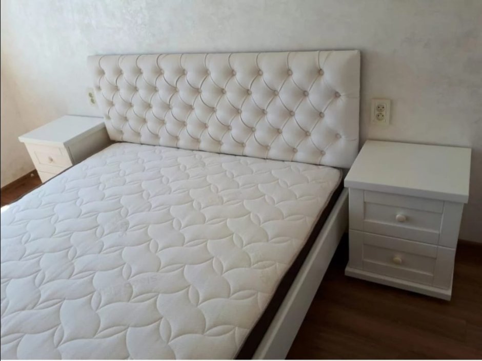 Белая кровать с каретной натяжкой