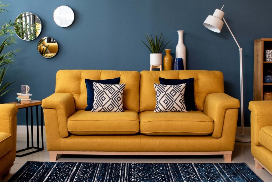 Синие стены желтый диван