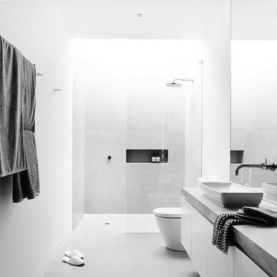 Ванная комната в минималистическом стиле белоснежная
