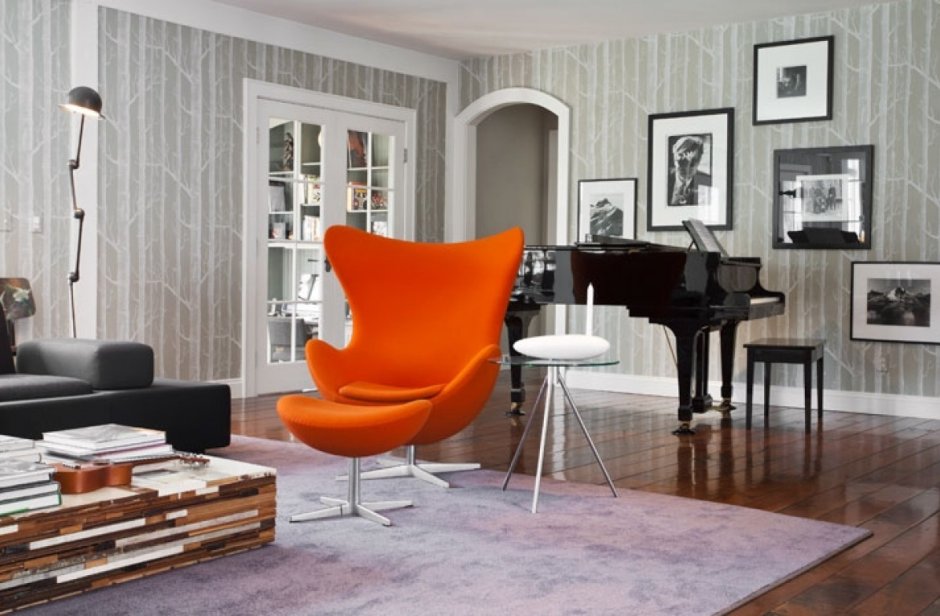 Оранжевые кресла в интерьере гостиной