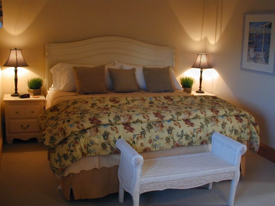 Уютная спальня с высокой кроватью