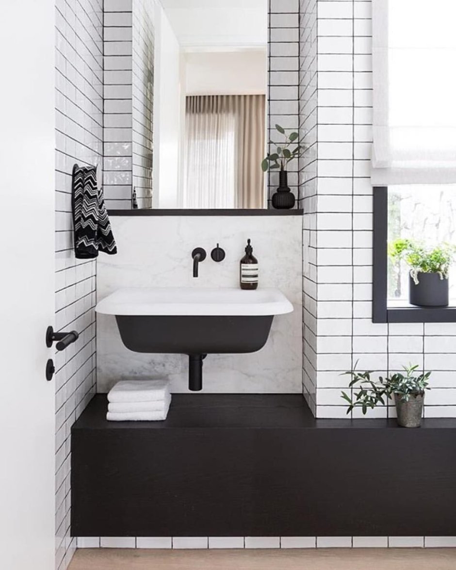 Белая ванная с черными аксессуарами