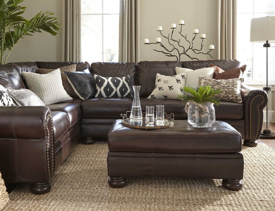 Темно коричневый диван в интерьере