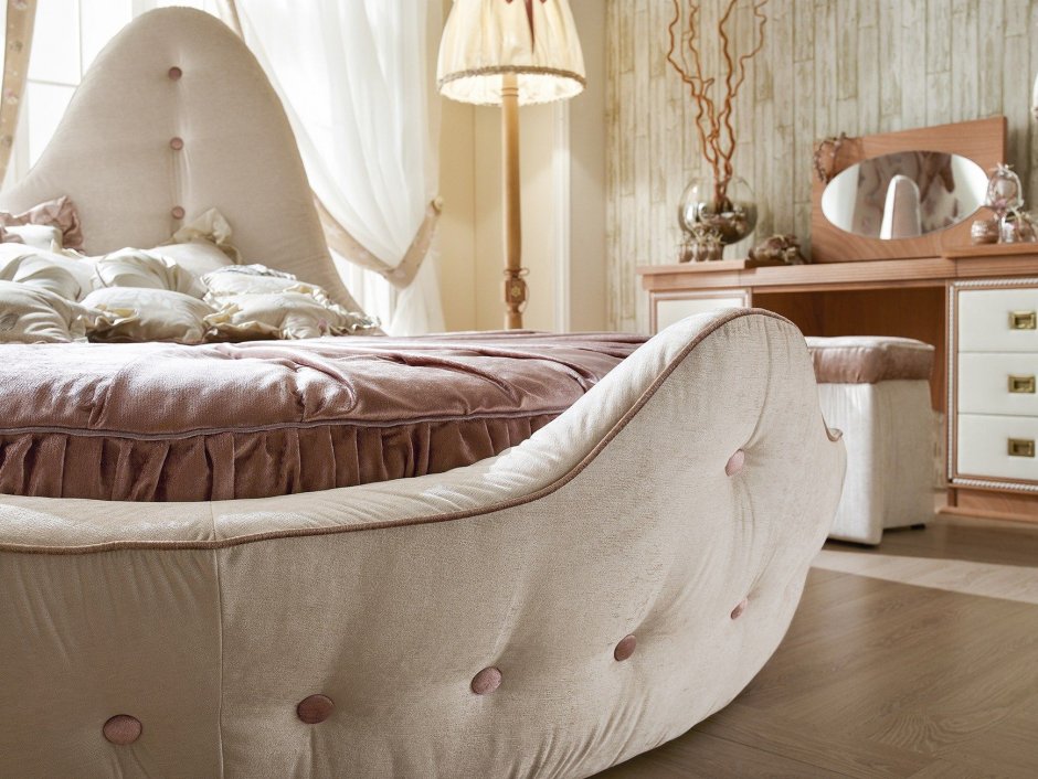 Классическая кровать с круглыми