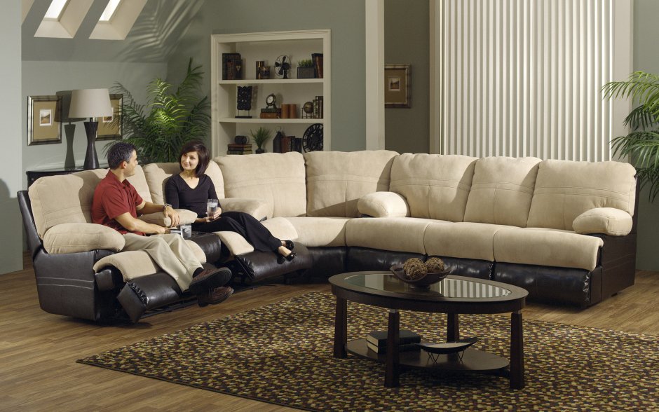 Большой диван в гостиной для семьи