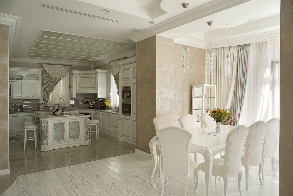 Белая кухня с гостиной в коттедже