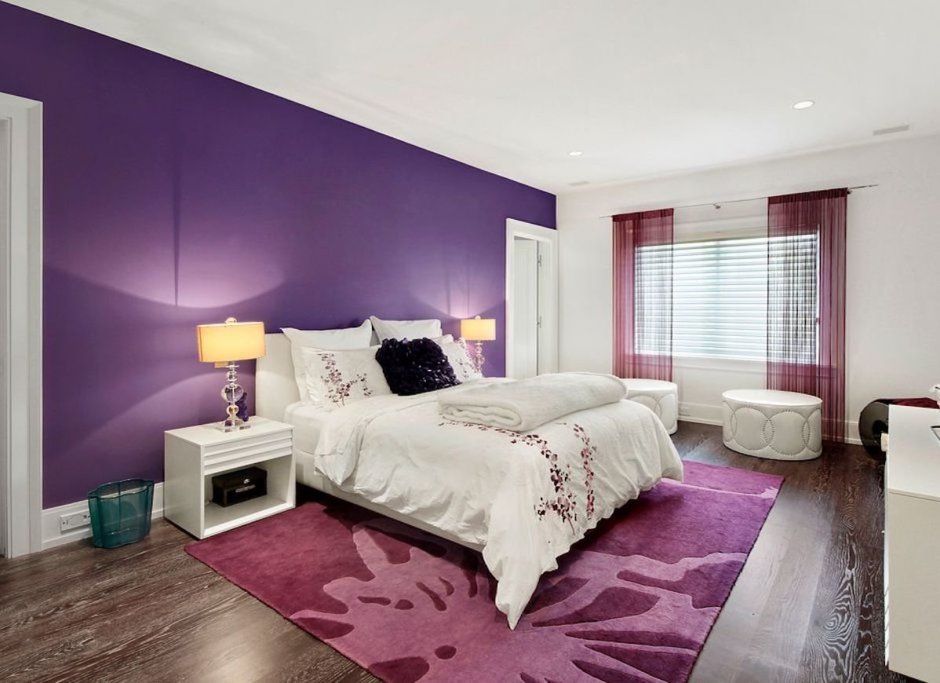 Спальня с фиолетовыми акцентами