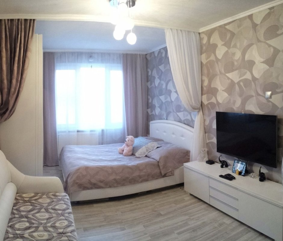 Кровать и диван в одной комнате