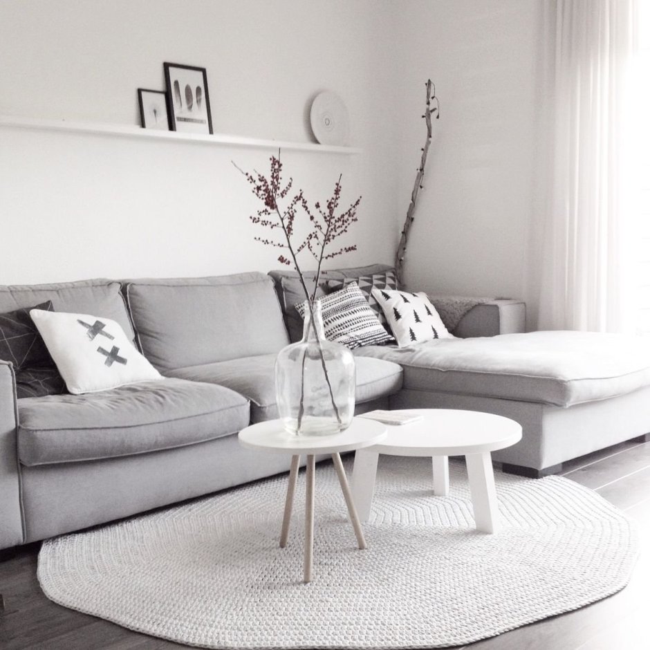 Светло-серый диван в интерьере гостиной