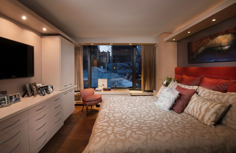 Спальня в узкой комнате с балконом