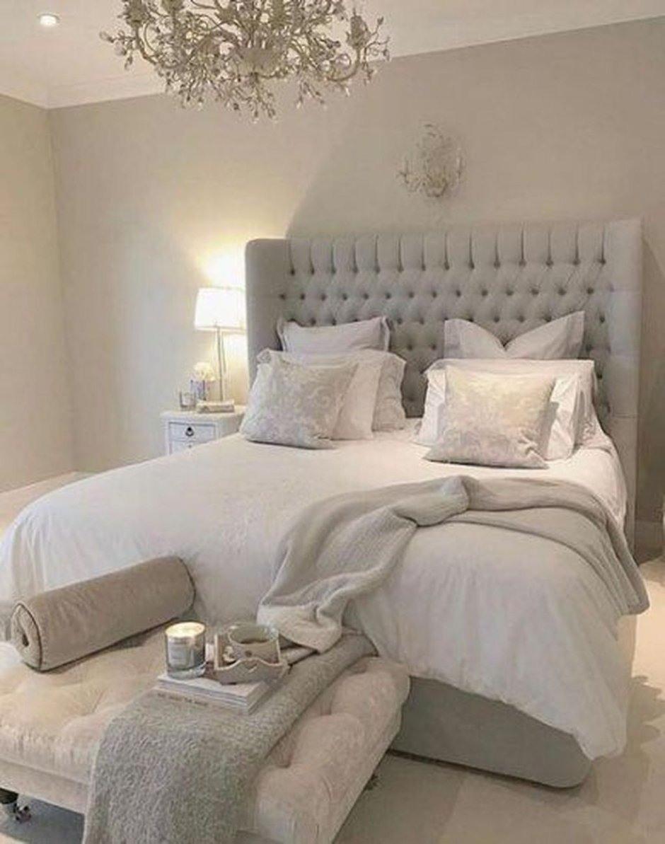 Уютная спальня с белой кроватью