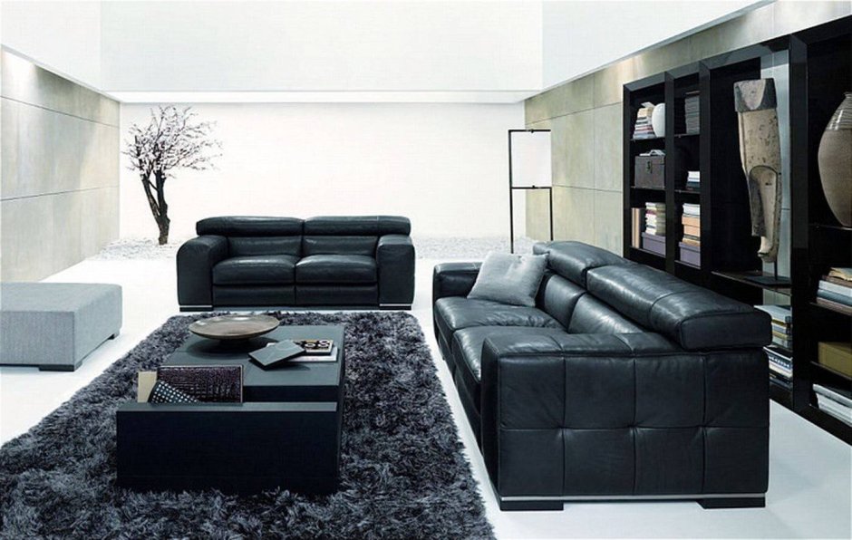 Черный диван в интерьере гостиной
