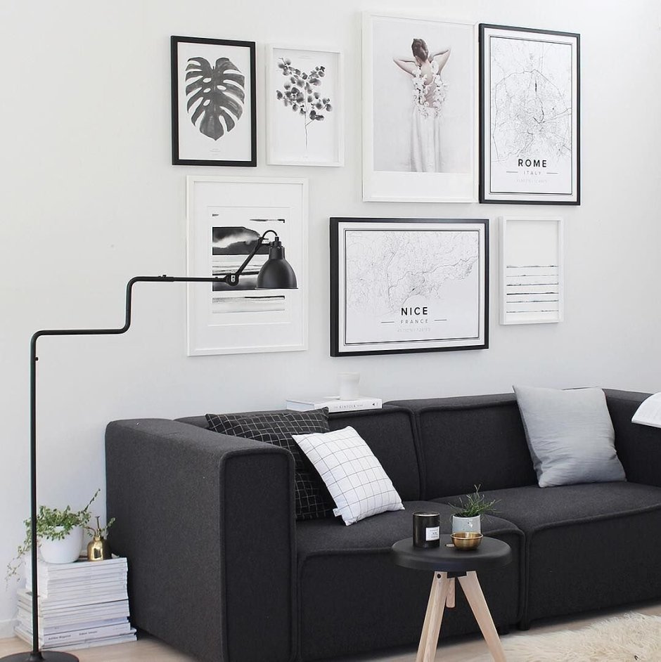 Черный диван в скандинавском интерьере