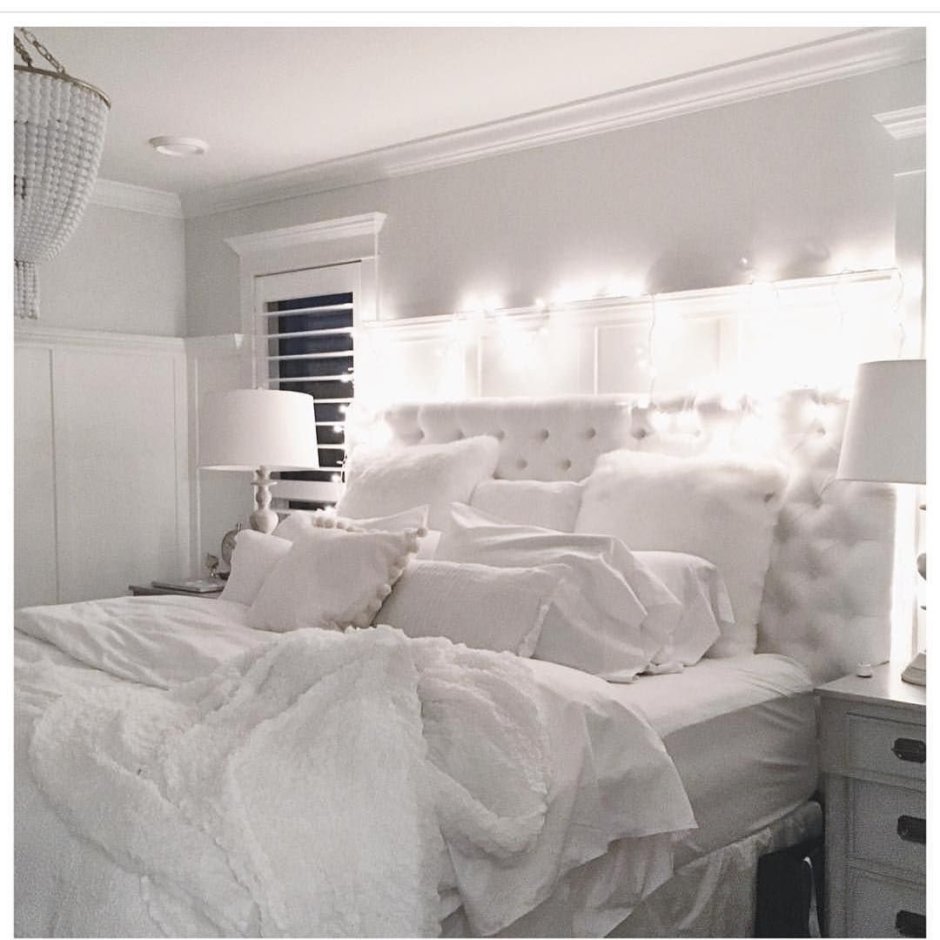 Уютная спальня в белых тонах