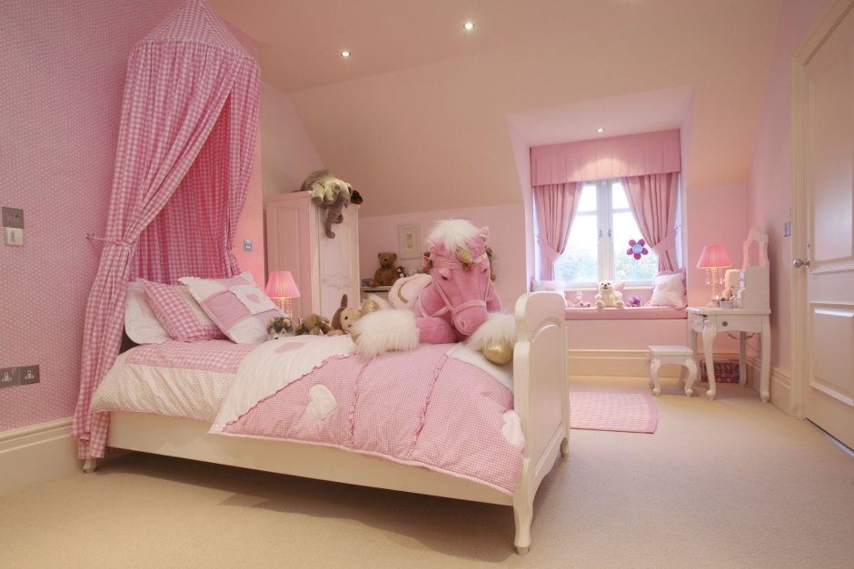 Спальня для девочки в розовых тонах