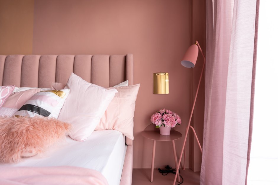 Пыльно розовая кровать в интерьере