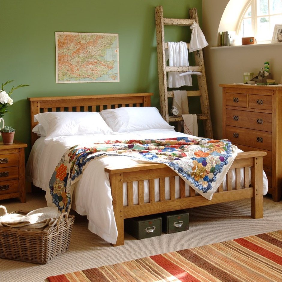 Кровать деревянная в стиле Кантри
