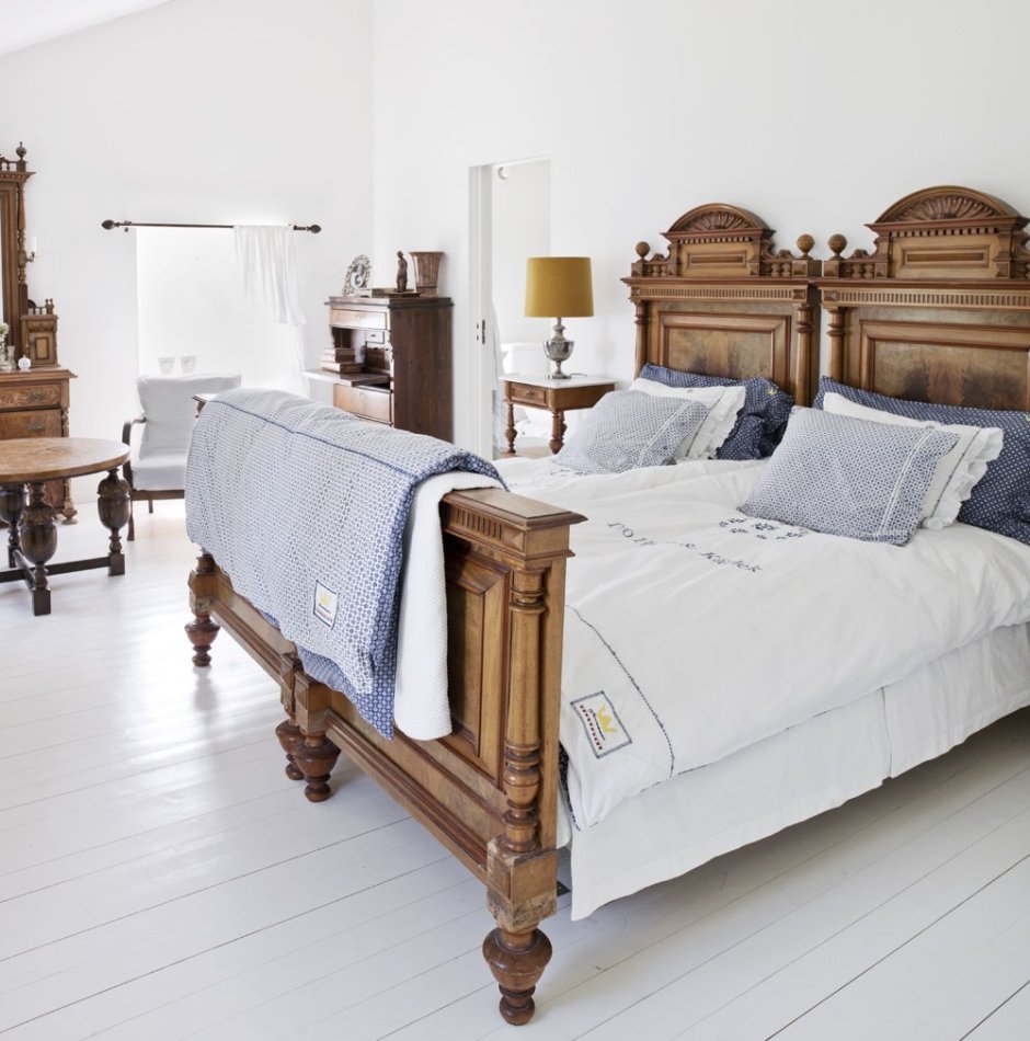 Деревянная кровать в стиле Кантри