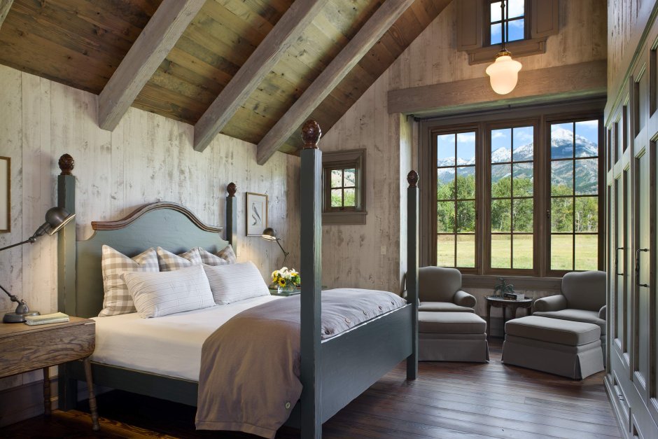 Спальня с деревянными стенами и балками