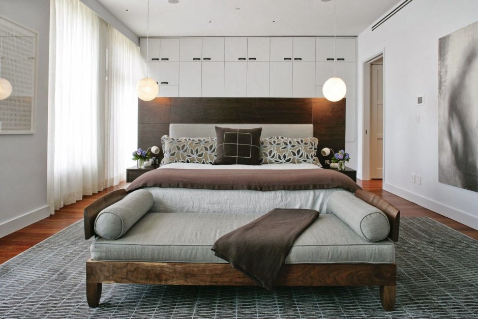Кровать и диван рядом в интерьере