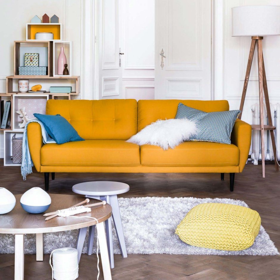 Маленький желтый диван