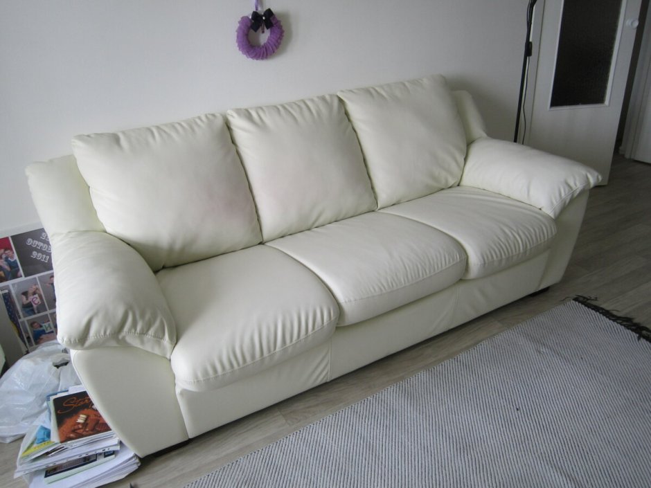 Белый диван из кожзама