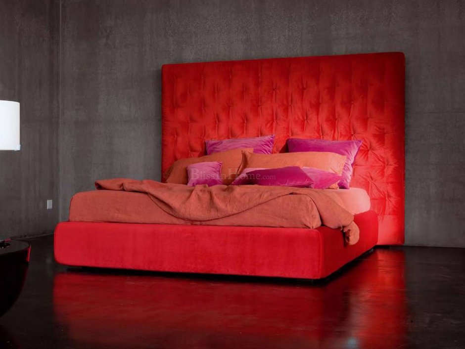 Мягкая кровать красная
