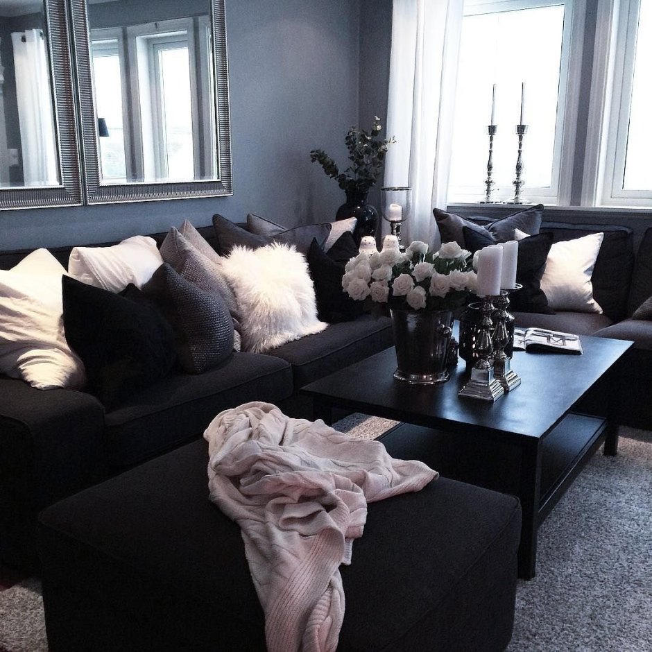 Серый диван и черный плед в гостинной