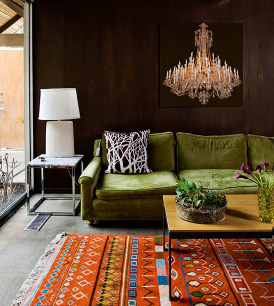 Зеленый диван в деревянном доме