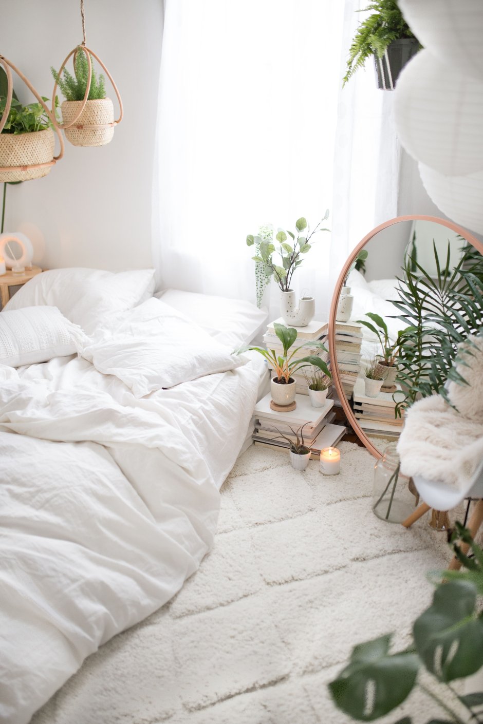 Уютные спальные комнаты с растениями