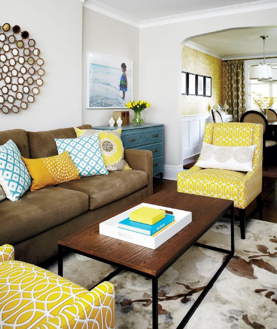 Желтый диван в интерьере гостиной