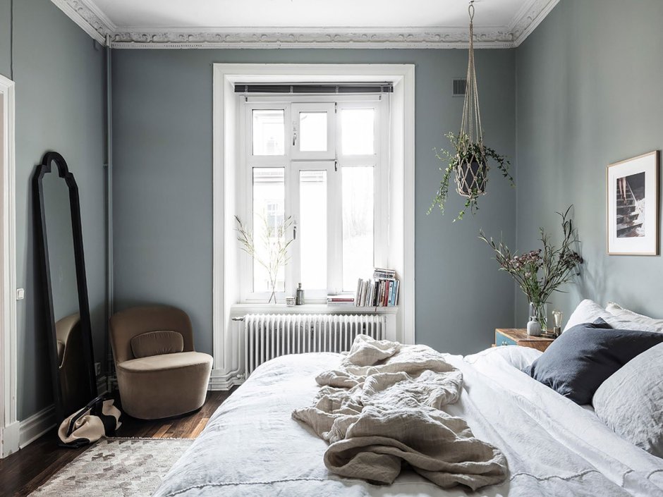 Серо голубая спальня в скандинавском стиле