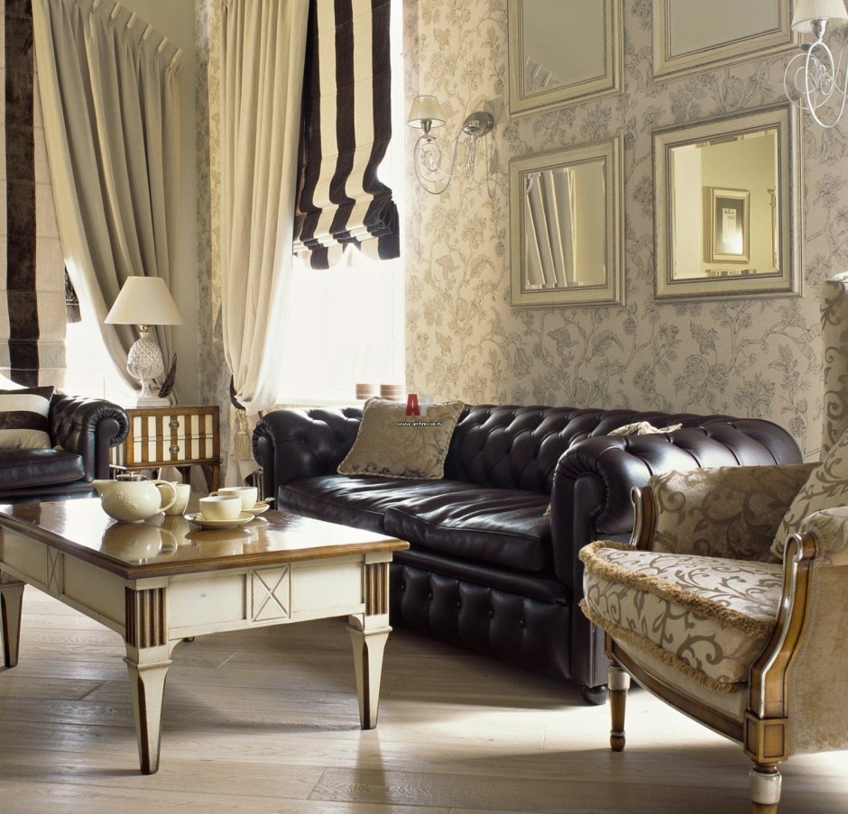 Диван Честер в интерьере гостиной в классическом стиле