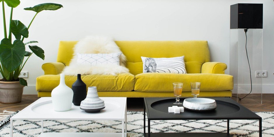 Ковер к желтому дивану в интерьере