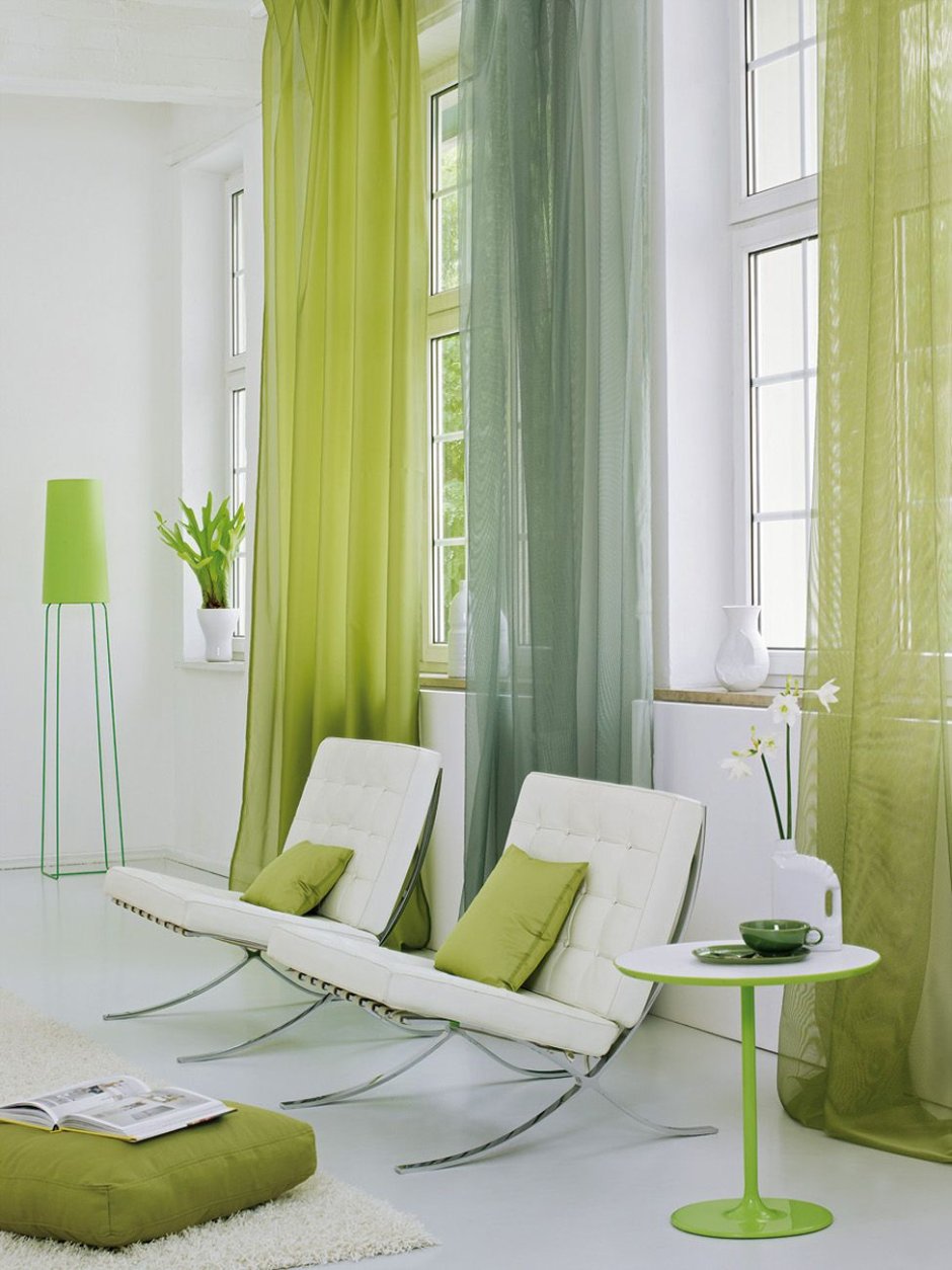 Зеленые шторы в белом интерьере