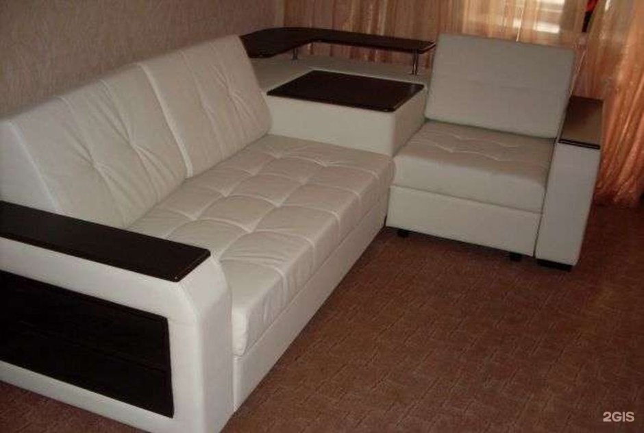 Угловой диван с белым столиком
