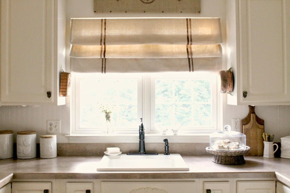 Красивые светлые римские шторы для кухни