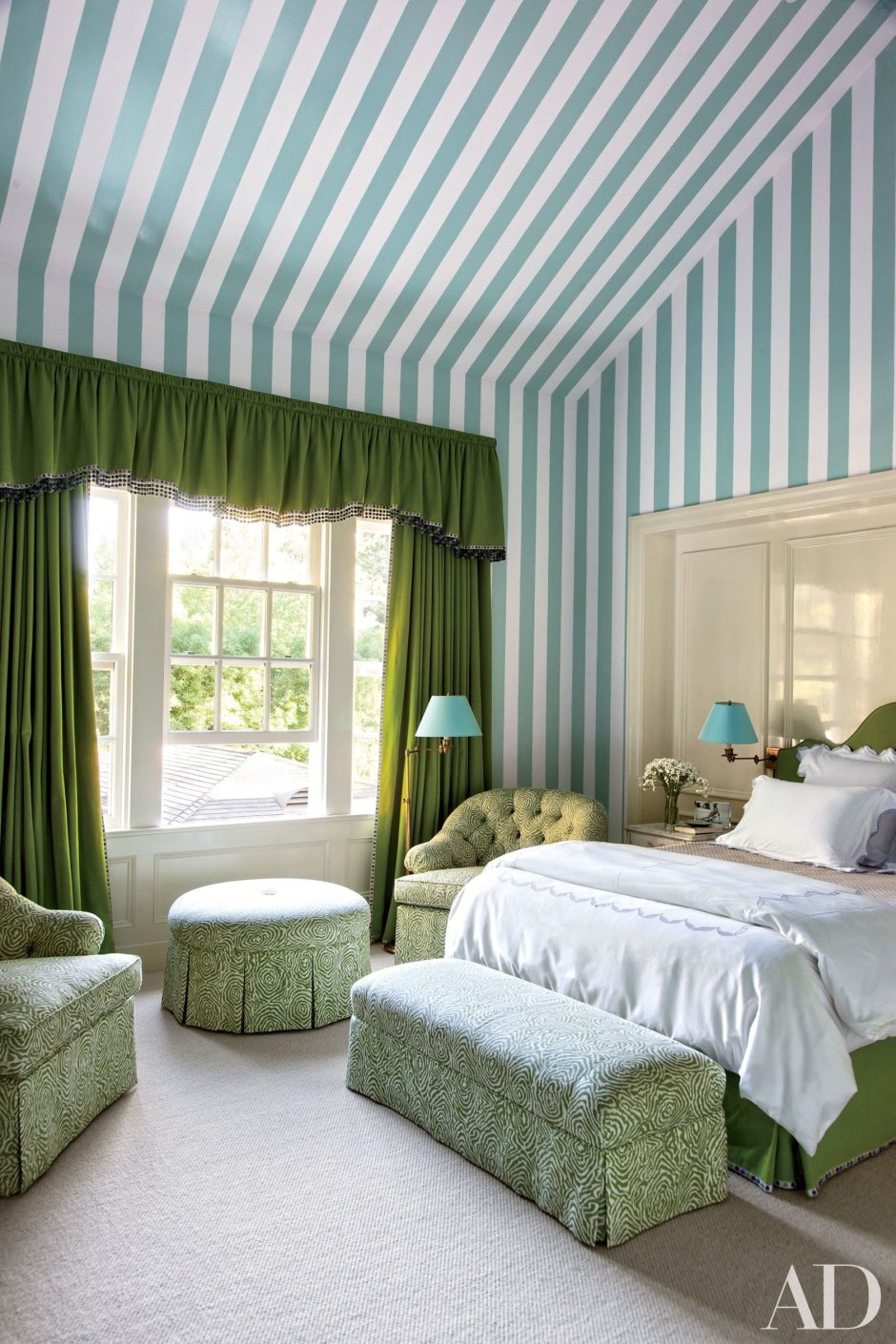 Спальня с зелеными шторами