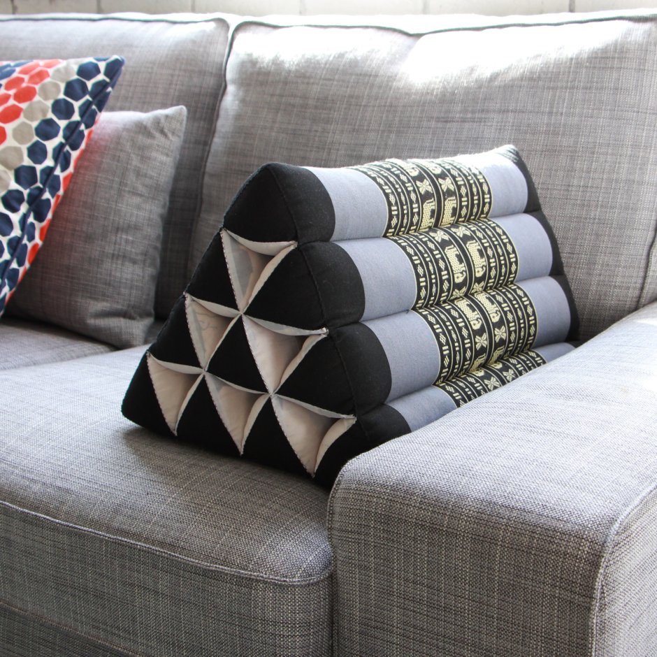 Дизайнерские подушки на диван