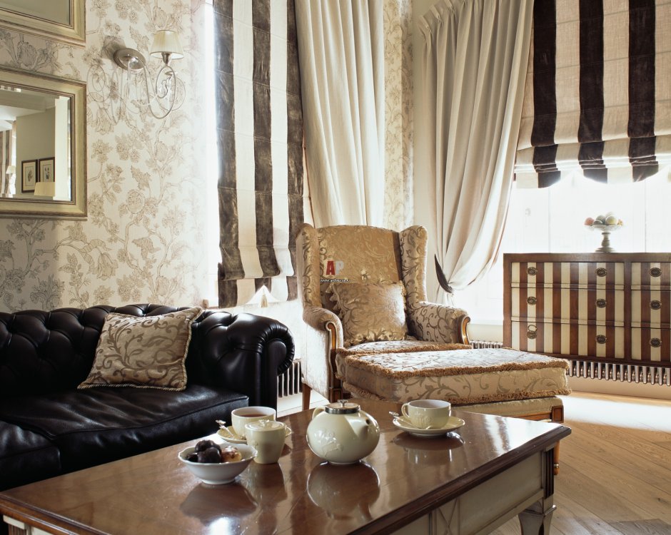 Полосатые шторы в интерьере классической гостиной