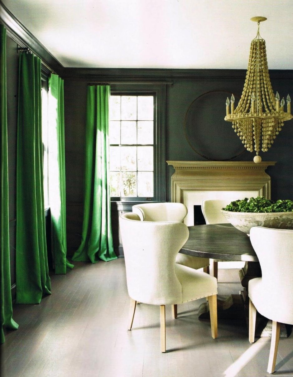 Зеленые шторы в интерьере гостиной