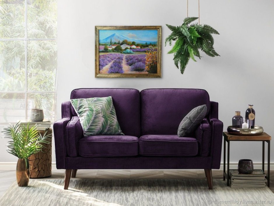 Фиолетовый диван с зелеными подушками