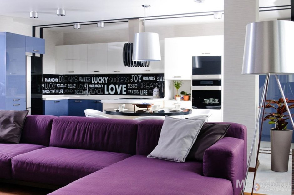 Кухня гостиная с фиолетовым диваном