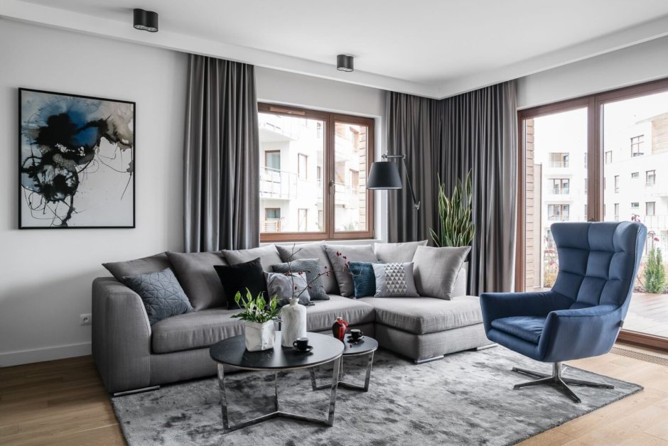 Стильная гостиная серый диван