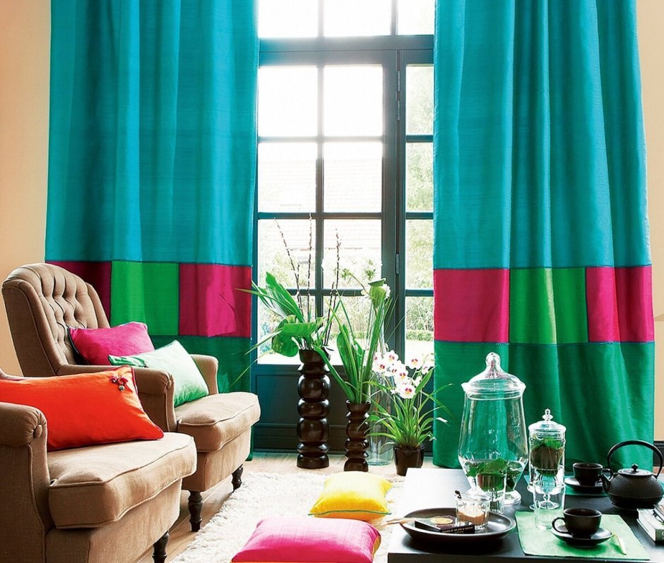 Разноцветные шторы в интерьере