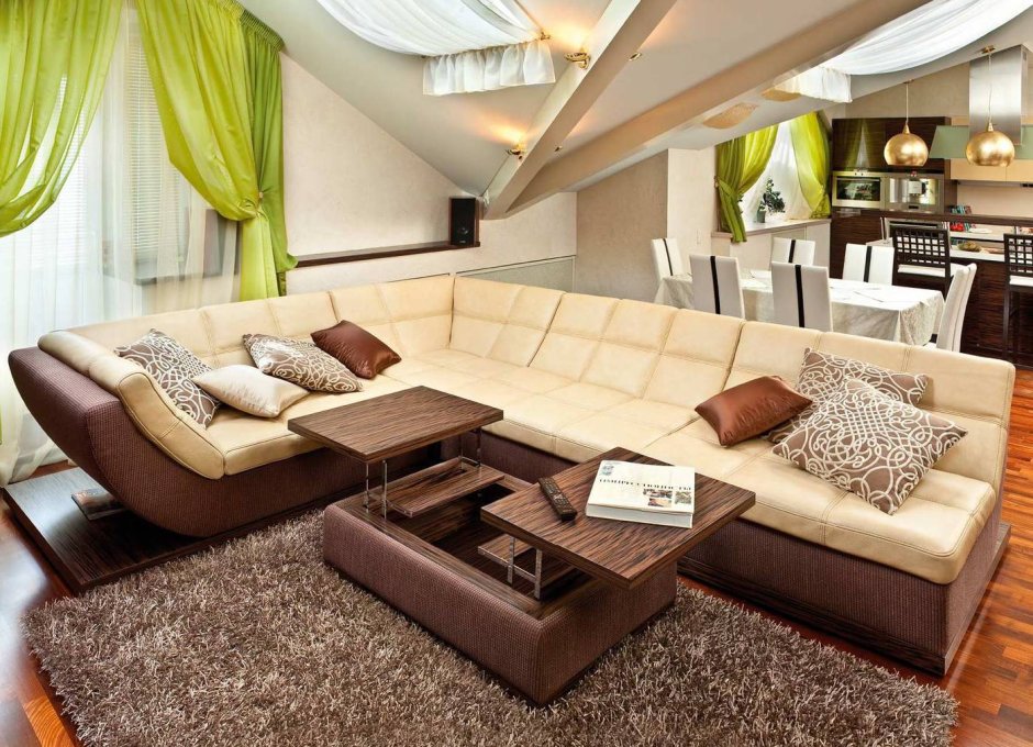 Большой диван в интерьере гостиной