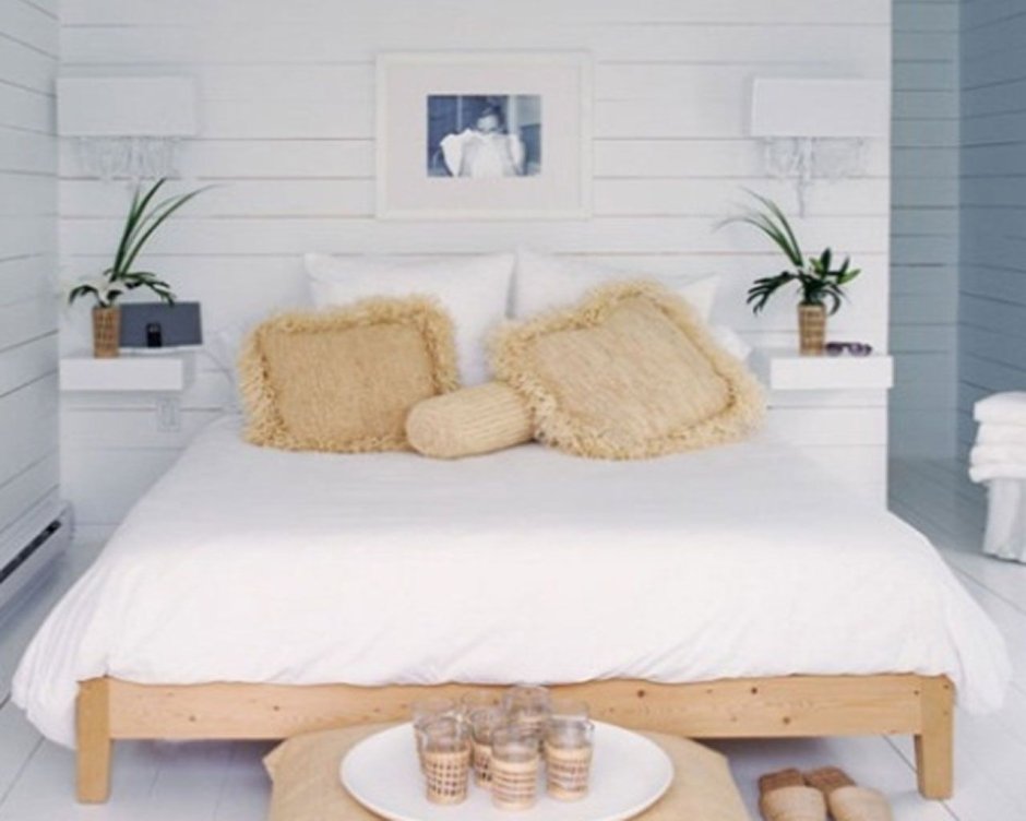 Спальня в скандинавском стиле с кроватью в углу