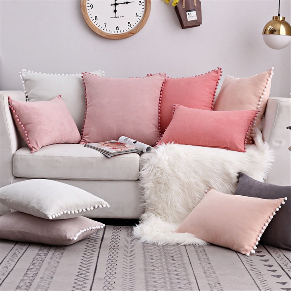 Розовые подушки на диван